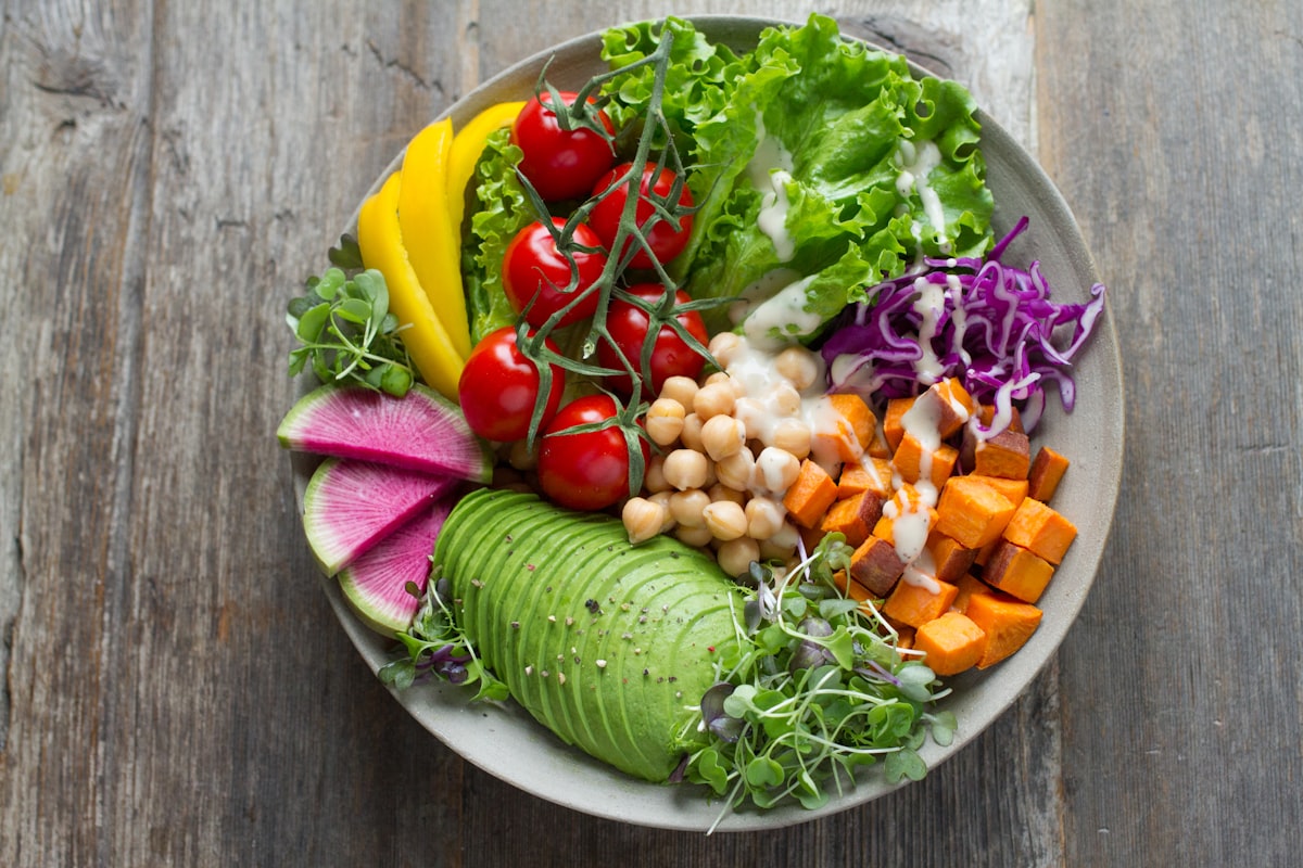 Salad buah dan sayuran segar